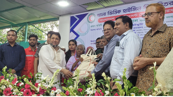 আদমজীতে ২২৮০ পরিবারের মাঝে রেড ক্রিসেন্টের হাইজিন কিট বিতরণ