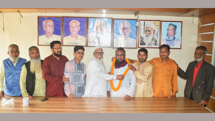 কারামুক্ত শ্রমিক দল নেতা শামীমকে ফুল দিয়ে বরণ কারামুক্ত শ্রমিক দল নেতা শামীমকে ফুল দিয়ে বরণ