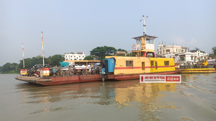 হাজীগঞ্জ-নবীগঞ্জ ফেরিতে অতিরিক্ত টোল আদায়, ক্ষোভ, ভোগান্তি 