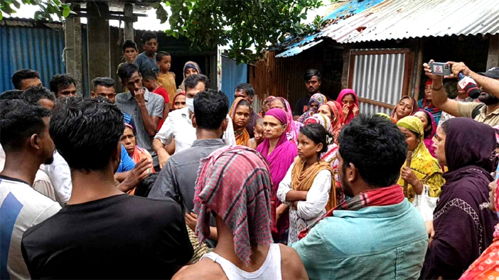 সিদ্ধিরগঞ্জে সওজ’র কলোনি থেকে গৃহবধূর গলাকাটা লাশ উদ্ধার সিদ্ধিরগঞ্জে সওজ’র কলোনি থেকে গৃহবধূর গলাকাটা লাশ উদ্ধার