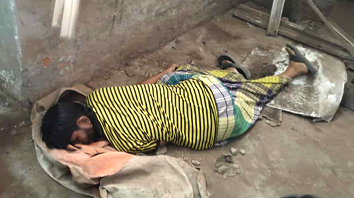 ফতুল্লায় পরিত্যাক্ত দোকান থেকে যুবকের লাশ উদ্ধার, স্বজনদের দাবি হত্যা ফতুল্লায় পরিত্যাক্ত দোকান থেকে যুবকের লাশ উদ্ধার, স্বজনদের দাবি হত্যা