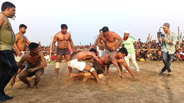 সোনারগাঁয়ে কাবাডি খেলায় হাজারো দর্শক, ফিরে এলো হারানো ঐতিহ্য