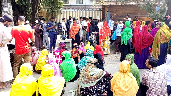সিদ্ধিরগঞ্জে গার্মেন্টস শ্রমিকদের সড়ক অবরোধ, বিক্ষোভ