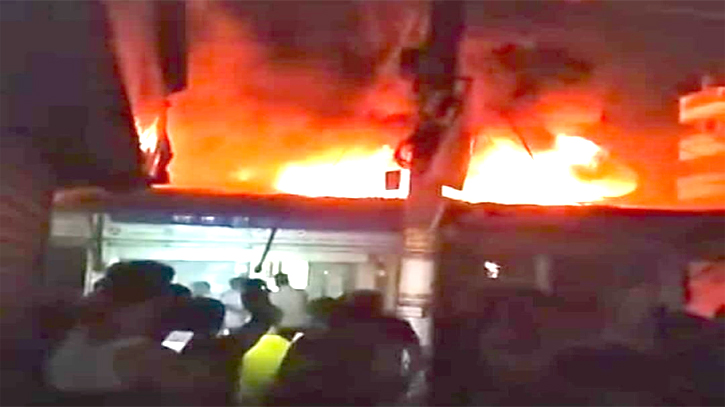 ফতুল্লায় প্লাস্টিক কারখানায় ভয়াবহ আগুন