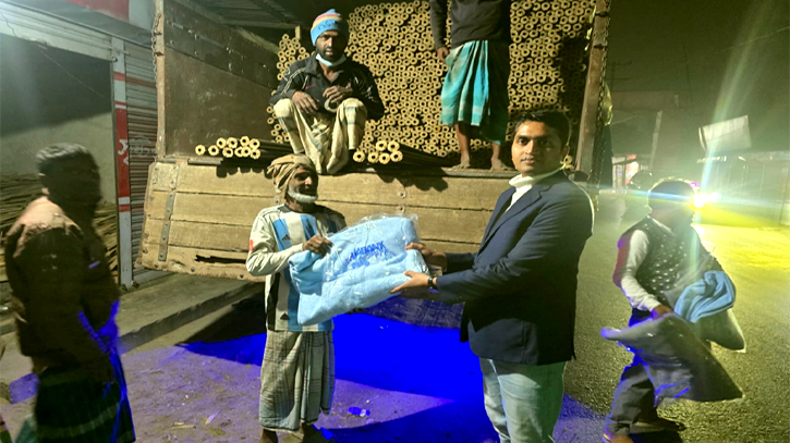 গভীর রাতে কুয়াশা ভেদ করে আড়াইহাজারে শীতার্তদের খোঁজে ইউএনও