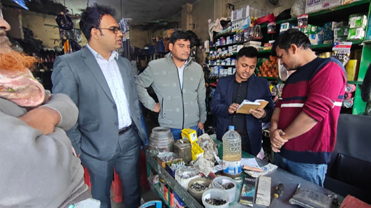 আড়াইহাজারে এলপিজির অতিরিক্ত দাম ঠেকাতে ভ্রাম্যমাণ আদালত, তিনজনকে জরিমানা