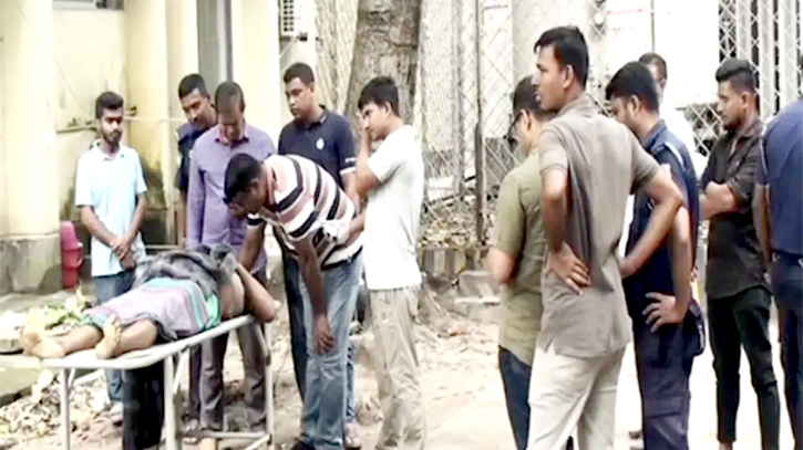 বন্দরে নিজের হাতে বোমা বিস্ফোরণে ডাকাত নিহত, গণপিটুনিতে আহত ২