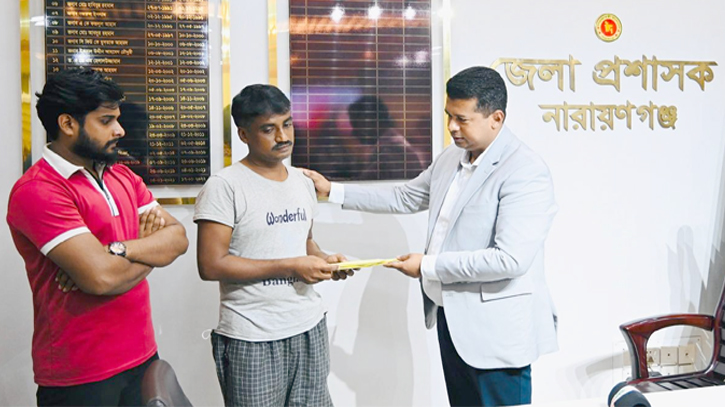 সিদ্ধিরগঞ্জে বিষ্ফোরণে দগ্ধ হতাহতদের পরিবারের পাশে জেলা প্রশাসক সিদ্ধিরগঞ্জে বিষ্ফোরণে দগ্ধ হতাহতদের পরিবারের পাশে জেলা প্রশাসক