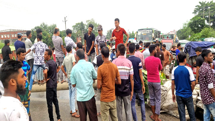 রূপগঞ্জে বকেয়া বেতনের দাবিতে ঢাকা-সিলেট মহাসড়ক অবরোধ রূপগঞ্জে বকেয়া বেতনের দাবিতে ঢাকা-সিলেট মহাসড়ক অবরোধ
