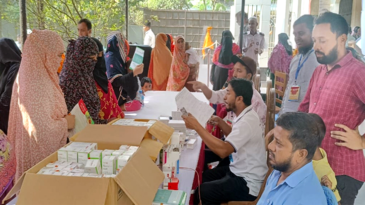 রূপগঞ্জে বিনামূল্যে ঔষধ ও চিকিৎসা সেবা পেল ৮ শতাধিক দরিদ্র মানুষ