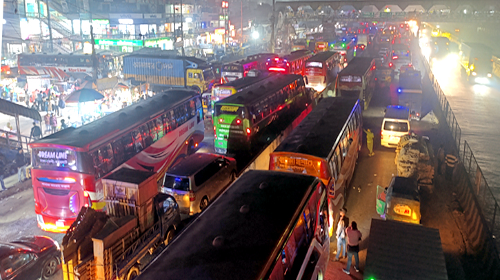 লাঙ্গলবন্ধ ব্রিজে ট্রাকের ধাক্কা, ঘন্টার পর ঘন্টা স্থবির ঢাকা-চট্টগ্রাম মহাসড়ক