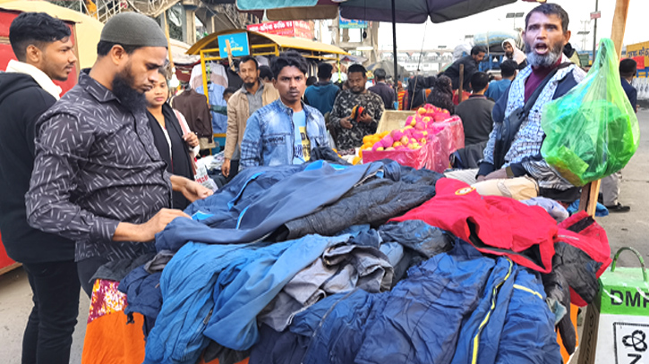 সোনারগাঁয়ে শীতের পোশাক বেচাকেনার ধুম