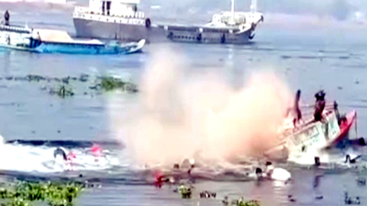 ফতুল্লায় ধলেশ্বরী নদীতে ইটবোঝাই বাল্কহেড ডুবি