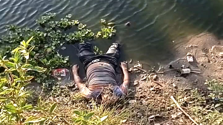 রূপগঞ্জে ট্রাকের ধাক্কায় খাদে পড়ে পোশাক কারখানার শ্রমিক নিহত রূপগঞ্জে ট্রাকের ধাক্কায় খাদে পড়ে পোশাক কারখানার শ্রমিক নিহত