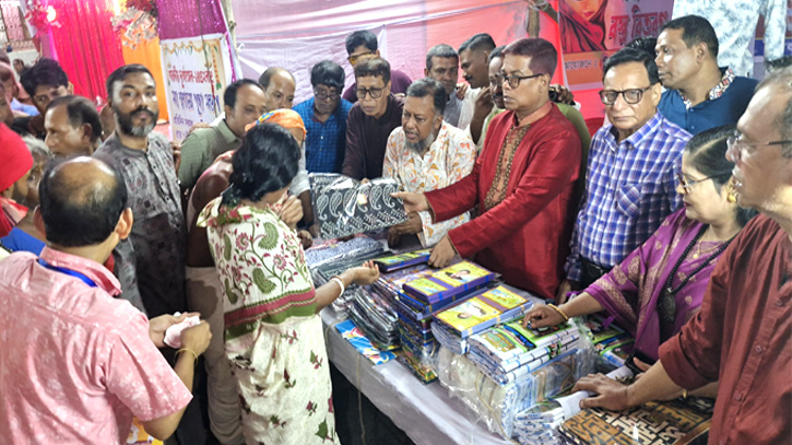 শহরের বিভিন্ন পূজা মন্ডপ পরিদর্শন ও বস্ত্র বিতরণ করলেন সাখাওয়াত-টিপু  শহরের বিভিন্ন পূজা মন্ডপ পরিদর্শন ও বস্ত্র বিতরণ করলেন সাখাওয়াত-টিপু