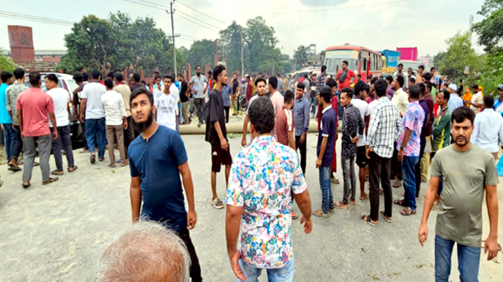 রূপগঞ্জে বকেয়া বেতনের দাবিতে শ্রমিকদের মহাসড়ক অবরোধ রূপগঞ্জে বকেয়া বেতনের দাবিতে শ্রমিকদের মহাসড়ক অবরোধ