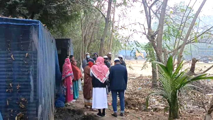 সিদ্ধিরগঞ্জে অস্ত্রের মুখে জিম্মি করে খামার থেকে ৪টি গরু লুট