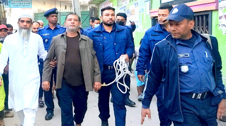 ফতুল্লায় প্যারোলে মুক্তি পেয়ে মায়ের জানাজায় আ’লীগ নেতা