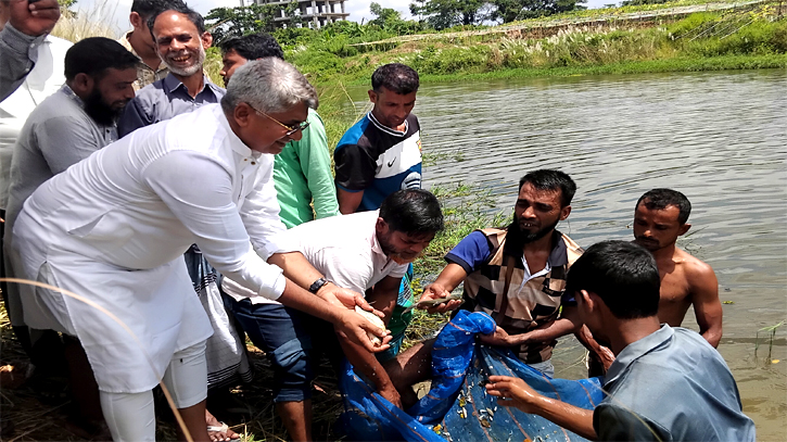 রূপগঞ্জে বিএনপির ৪৭তম প্রতিষ্ঠাবার্ষিকীতে মাছের পোনা অবমুক্ত রূপগঞ্জে বিএনপির ৪৭তম প্রতিষ্ঠাবার্ষিকীতে মাছের পোনা অবমুক্ত
