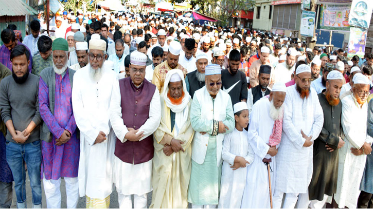 সিদ্ধিরগঞ্জে বিএনপি নেতা ডাঃ মাসুদ করিমের মায়ের নামাজে জানাজা অনুষ্ঠিত