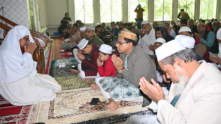 বেগম খালেদা জিয়ার রুহের মাগফেরাত কামনায়  নারায়ণগঞ্জ জেলা প্রশাসনের  মিলাদ ও দোয়া  