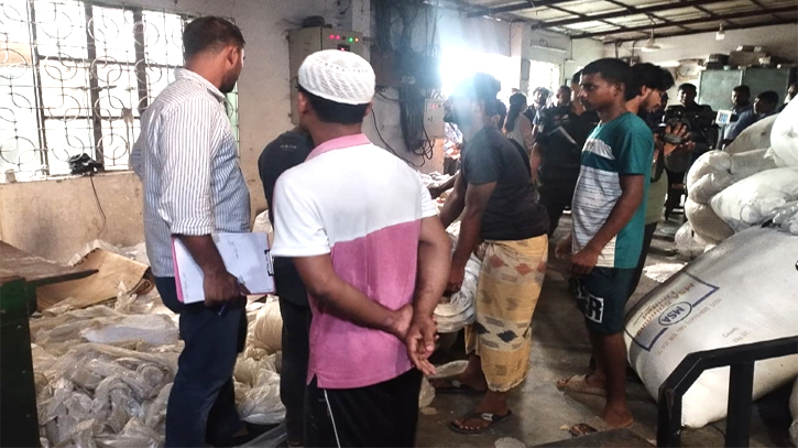 ফতুল্লায় ৮২৫ কেজি নিষিদ্ধ পলিথিন জব্দ, ৭০ হাজার টাকা জরিমানা ফতুল্লায় ৮২৫ কেজি নিষিদ্ধ পলিথিন জব্দ, ৭০ হাজার টাকা জরিমানা