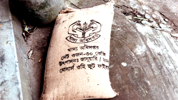 সোনারগাঁয়ে রাস্তায় পড়ে রইল সরকারি ওএমএস চালের বস্তা, চাঞ্চল্য