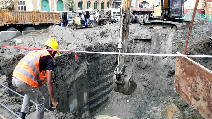 পঞ্চবটিতে পাইপলাইন ফেটে বন্ধ গ্যাস সরবরাহ, চরম ভোগান্তি