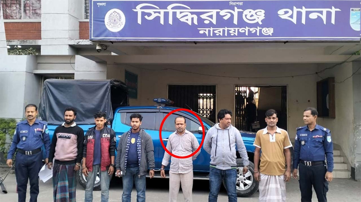 সিদ্ধিরগঞ্জে আওয়ামী লীগ নেতাকে নিয়ে পুলিশের কান্ড