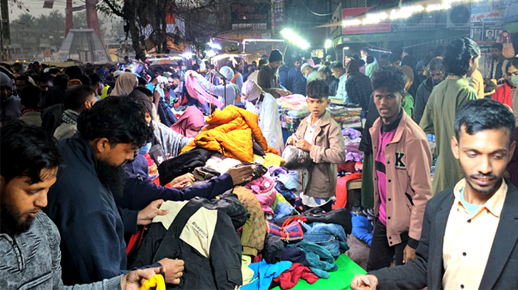 শহরের ফুটপাতে জমজমাট শীতের কাপড়ের বাজার