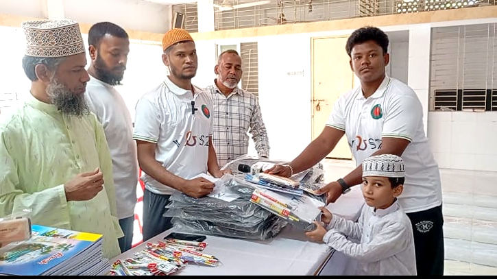 না’গঞ্জে মেধাবী ও স্বল্প আয়ের শিক্ষার্থীদের শিক্ষা উপকরণ প্রদান 