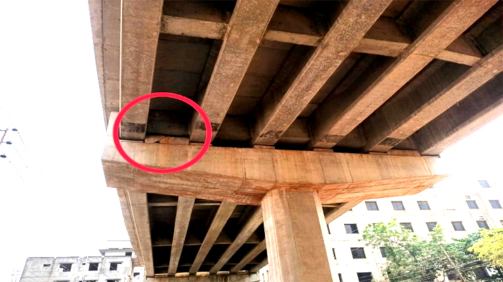 ভূমিকম্পে পঞ্চবটি-মুক্তারপুর ফ্লাইওভারে ৭৭ নম্বর পিলারের ব্লকে ফাটলের চিহ্ন