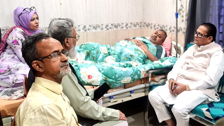 সানিকে দেখতে হাসপাতালে বীর মুক্তিযোদ্ধা মোহাম্মদ আলী