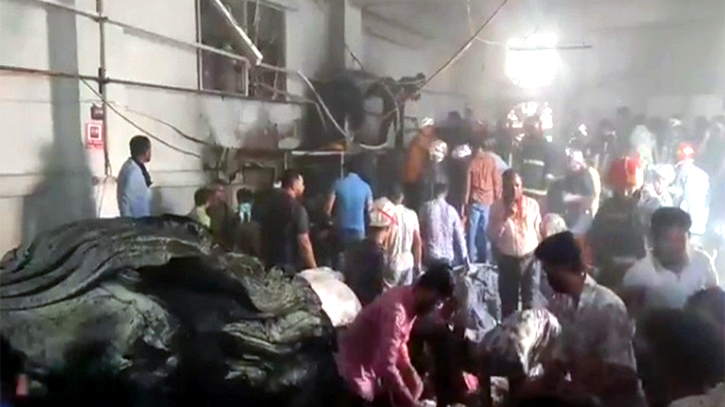 ফতুল্লায় পোশাক কারখানায় অগ্নিকাণ্ড