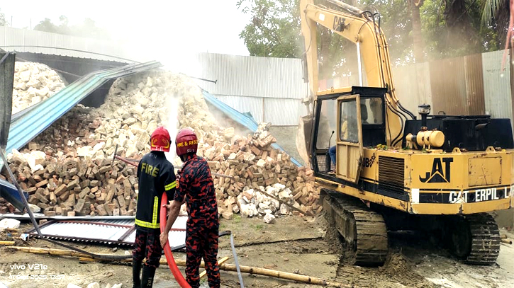 সোনারগাঁয়ে ৩টি অবৈধ চুনা কারখানা গুড়িয়ে দিলো তিতাস কর্তৃপক্ষ