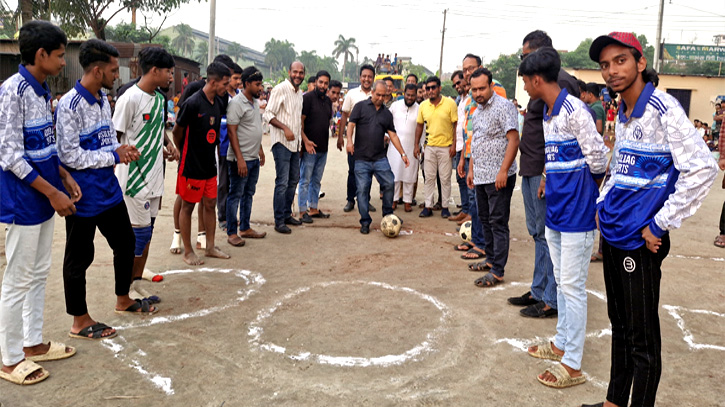 সিদ্ধিরগঞ্জে কোকো স্মৃতি ডিগবার ফুটবল টুর্নামেন্টের শুভ উদ্বোধন