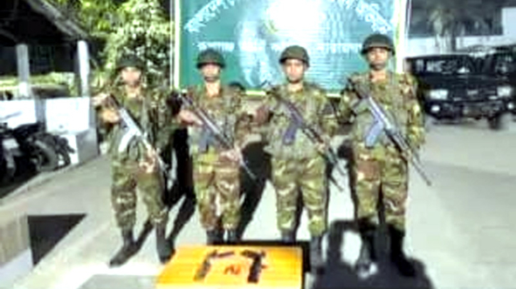 রূপগঞ্জ আর্মি ক্যাম্পের অভিযানে অস্ত্র ও গোলাবারুদ উদ্ধার