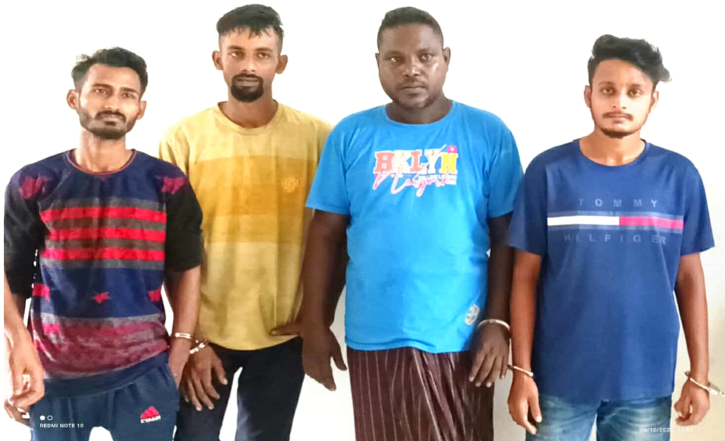 বন্দরে চোর সন্দেহে আটক ৪ বন্দরে চোর সন্দেহে আটক ৪