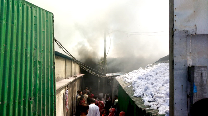 বন্দরে আওয়ামী লীগ নেতার তুলার গোডাউনে অগ্নিকান্ড  