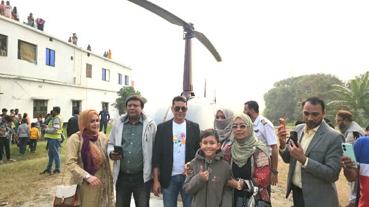 বন্দরে মায়ের জন্মদিনে হেলিকপ্টারে চড়ালেন সিআইপি পুত্র