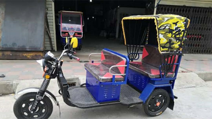 বন্দরে দূর্ঘটনা কবলিত মিশুক গাড়িটির সন্ধান পায়নি মালিক পক্ষ 