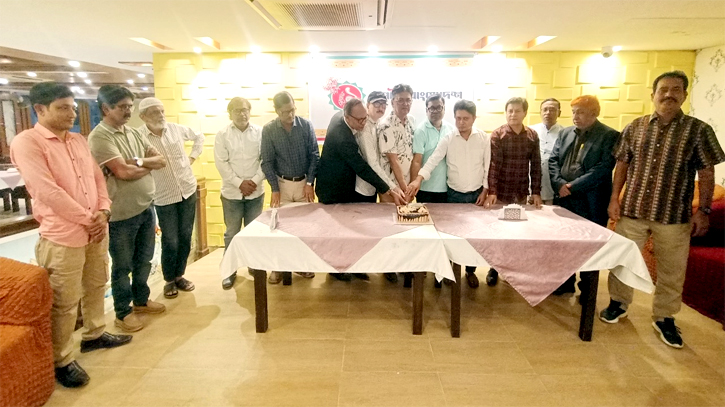 কেক কেটে রূপালী বাংলাদেশের প্রতিষ্ঠাবার্ষিকী পালন