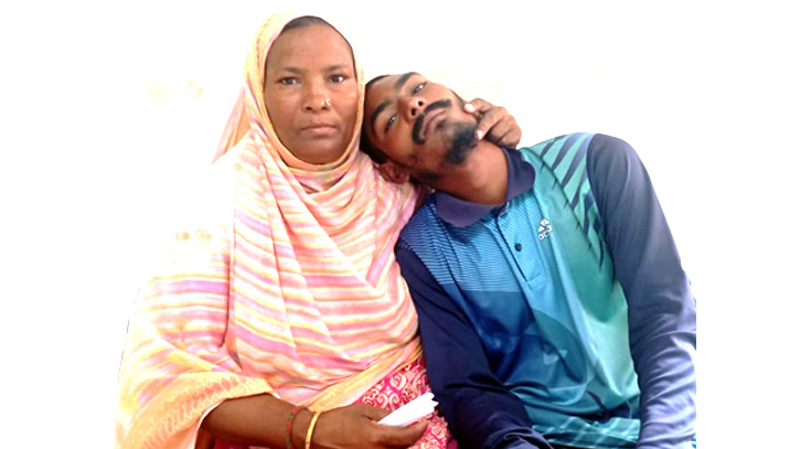 বন্দরে চোর আখ্যা দিয়ে রিক্সা চালককে নির্যাতন বন্দরে চোর আখ্যা দিয়ে রিক্সা চালককে নির্যাতন