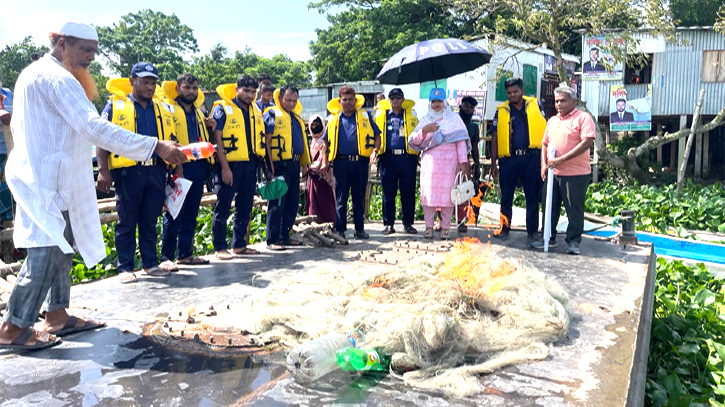 ইলিশ রক্ষায় নিষেধাজ্ঞার প্রথম দিনে আড়াইহাজারে কারেন্ট জাল জব্দ ইলিশ রক্ষায় নিষেধাজ্ঞার প্রথম দিনে আড়াইহাজারে কারেন্ট জাল জব্দ