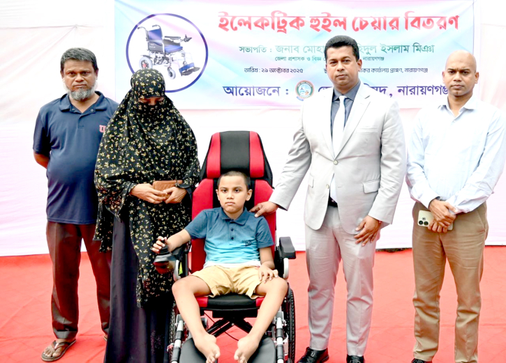 বিরল রোগে আক্রান্ত শিশুর পাশে ডিসি জাহিদুল বিরল রোগে আক্রান্ত শিশুর পাশে ডিসি জাহিদুল