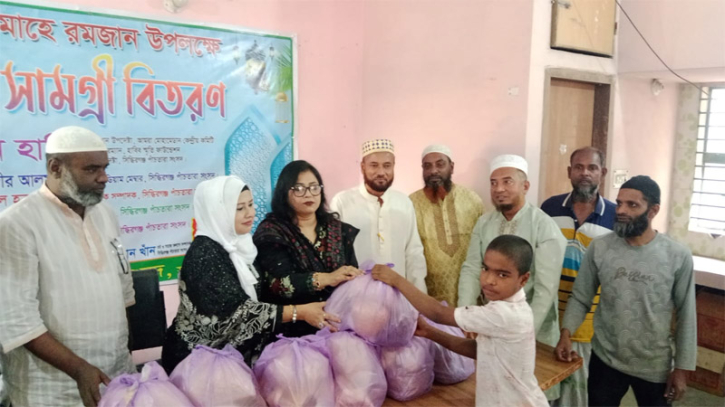 সিদ্ধিরগঞ্জে ইফতার সামগ্রী বিতরণ