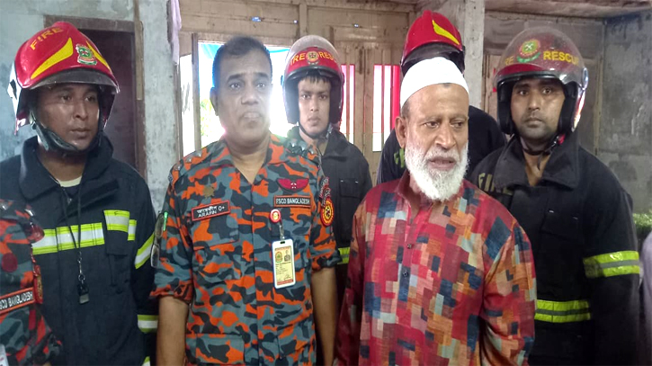 চাষাঢ়ায় শহীদ জিয়া হলে অগ্নিকাণ্ড 