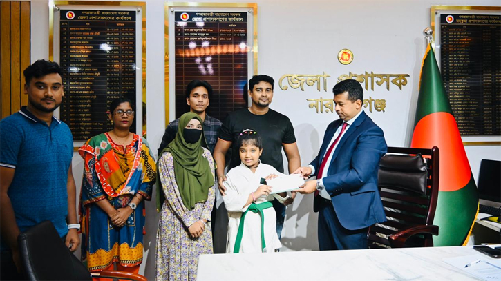 আর্থিক সংকট জয় করে খুদে কারাতেদের হাসি ফিরিয়ে দিলেন ডিসি জাহিদুল