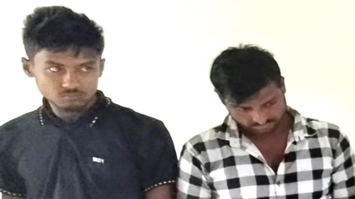 বন্দরে চোর সন্দেহে ২ যুবক আটক