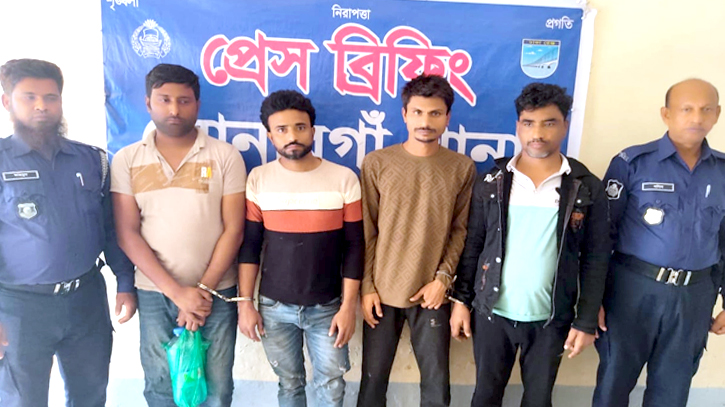 সোনারগাঁয়ে ডাকাতির প্রস্তুতিকালে ৪ ডাকাত গ্রেপ্তার, দেশীয় অস্ত্র উদ্ধার